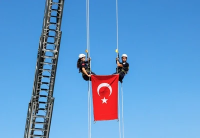 Bursa&rsquo;da nefes kesen tatbikat; T&uuml;rk bayrağı metrelerce y&uuml;kseklikten indirildi