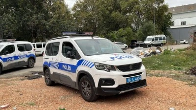 Bursa'da &ouml;fkeli kadın kendini otomobile kilitleyerek ekiplere zor anlar yaşattı