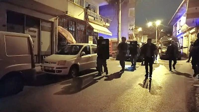 Bursa'da oğlunun bı&ccedil;akla rehin aldığı anne, polisin operasyonuyla kurtarıldı