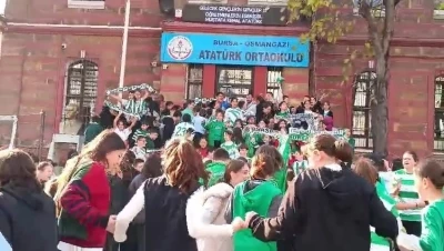 Bursa&rsquo;da &ouml;ğrenciler Bursaspor kıyafetleriyle okula geldi