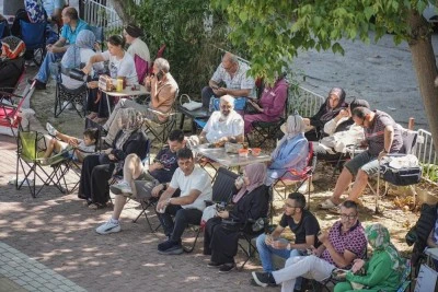 Bursa'da &ouml;ğrenciler sınavda aileler ise okul &ouml;n&uuml;nde bu şekilde bekledi