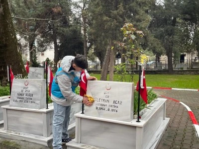 Bursa'da &ouml;ğrencilerden şehit kabirlerine bayram temizliği