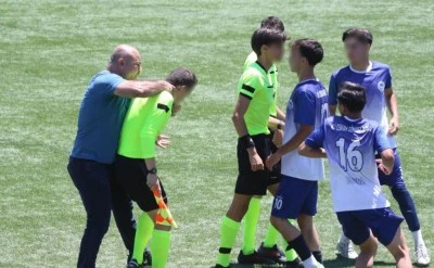  Bursa'da &ouml;ğretmenler hakemlere saldırdı