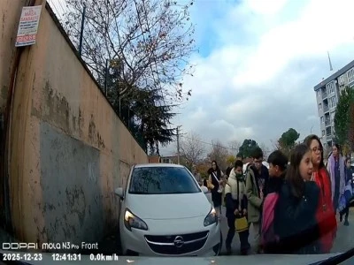 Bursa'da okuldan &ccedil;ıkan &ouml;ğrencilerin &uuml;zerine otomobilini s&uuml;rd&uuml;
