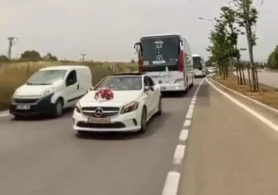 Bursa'da oluşturulan d&uuml;ğ&uuml;n konvoyunda tehlikeli anlar! 