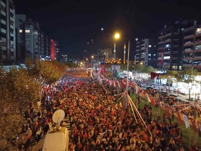 Bursa&rsquo;da onbinlerce kişi Cumhuriyet coşkusuna ortak oldu