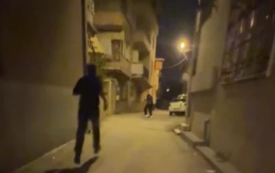 Bursa&rsquo;da &ouml;nce otomobille kovaladı, kaza yaptırdı... Kaldırım taşıyla peşine d&uuml;şt&uuml;