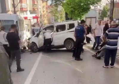 Bursa'da ortalık savaş alanına d&ouml;nd&uuml;: S&uuml;r&uuml;c&uuml; camdan fırladı