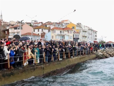 Bursa'da Ortodoks Hristiyanlar denizden ha&ccedil; &ccedil;ıkarma t&ouml;reni ger&ccedil;ekleştirdi