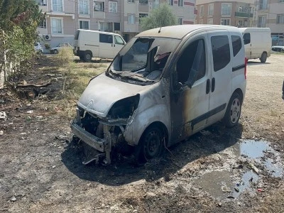 Bursa'da otluk alanda &ccedil;ıkan yangın park halindeki ara&ccedil;lara sı&ccedil;radı