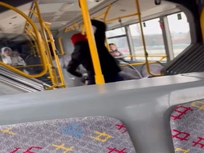 Bursa'da otob&uuml;ste yer tartışmasında yolcuyu darbedip, 'Komutanımı &ccedil;ağırın' dedi