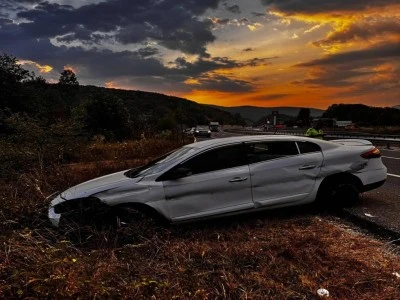 Bursa'da otomobil ağa&ccedil;lık alana savruldu: 5 yaralı! 