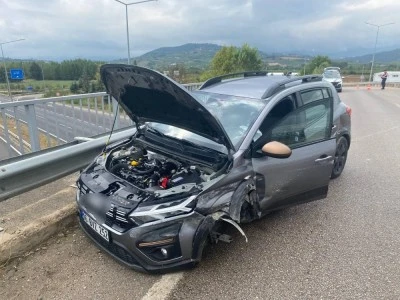 Bursa'da otomobil bariyerlere &ccedil;arptı: 2 yaralı