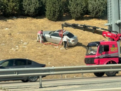 Bursa'da otomobil bariyerleri aşarak tarlaya u&ccedil;tu