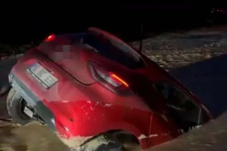 Bursa'da otomobil bataklığa saplandı