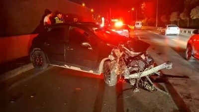 Bursa'da otomobil baz istasyonu ve metro bariyerlerine &ccedil;arpıp durdu