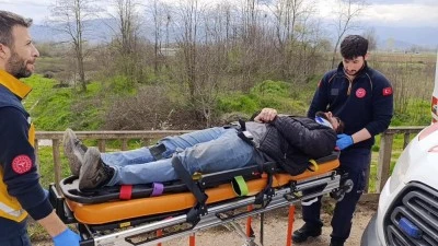 Bursa'da otomobil dereye u&ccedil;tu: 4 yaralı