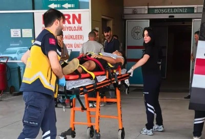 Bursa'da otomobil ile &ccedil;arpışan bisiklet s&uuml;r&uuml;c&uuml;s&uuml; hastaneye kaldırıldı