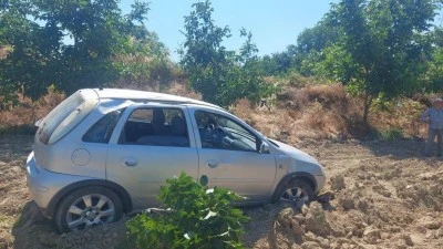 Bursa'da otomobil meyve bah&ccedil;esine u&ccedil;tu: 1'i &ccedil;ocuk 4 kişi yaralandı