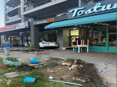 Bursa'da otomobil, site duvarına &ccedil;arptı; kaza anı kamerada