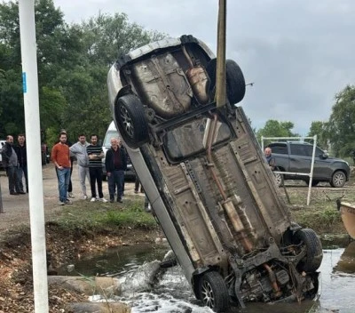 Bursa'da otomobil u&ccedil;tu, ekipler s&uuml;r&uuml;c&uuml;y&uuml; ararken o y&uuml;r&uuml;yerek geldi!