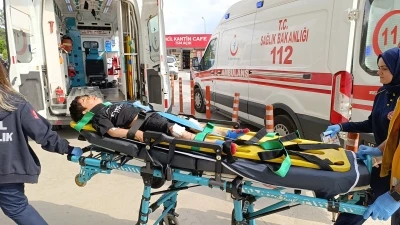 Bursa'da, otomobilin &ccedil;arptığı motosikletteki 3 kişi yaralandı