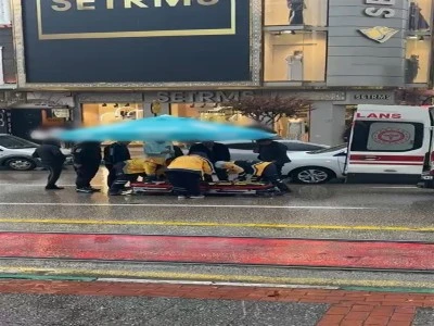 Bursa'da otomobilin &ccedil;arptığı yaralıyı yağmurdan korumak i&ccedil;in şemsiye tuttular