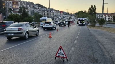 Bursa&rsquo;da otomobille &ccedil;arpışan motosikletin s&uuml;r&uuml;c&uuml; yaralandı