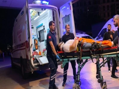 Bursa'da otomobille &ccedil;arpışan motosikletin s&uuml;r&uuml;c&uuml;s&uuml; ağır yaralandı
