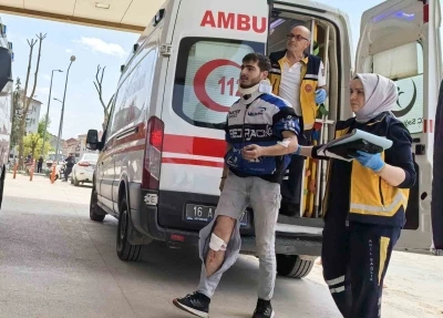 Bursa&rsquo;da otomobille motosiklet &ccedil;arpıştı: 1 yaralı