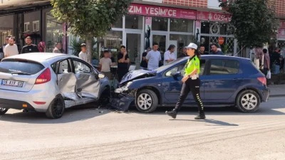 Bursa'da otomobiller &ccedil;arpıştı: 3 yaralı