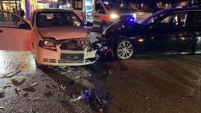 Bursa'da otomobiller kafa kafaya &ccedil;arpıştı: 2 yaralı