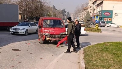 Bursa'da &ouml;zel halk otob&uuml;s&uuml; ile minib&uuml;s &ccedil;arpıştı: 3 yaralı