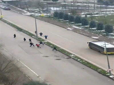 Bursa'da &ouml;zel halk otob&uuml;s&uuml;ne kar topu atan &ccedil;ocukları şof&ouml;r sopayla kovaladı