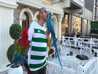 Bursa'da papağanlarından bir an olsun ayrılmıyor!