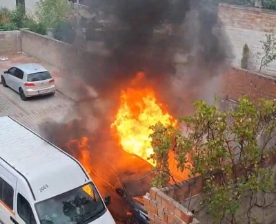 Bursa&rsquo;da park halindeki 3 ara&ccedil; &ccedil;ıkan yangında zarar g&ouml;rd&uuml;