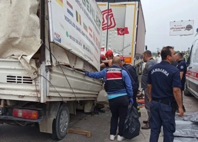 Karacabey'de ara&ccedil;lara &ccedil;arpan kamyonetteki 2 kişi yaşamını yitirdi