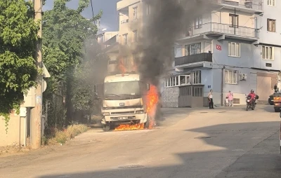 Bursa&rsquo;da park halindeki kamyon alevlere teslim oldu