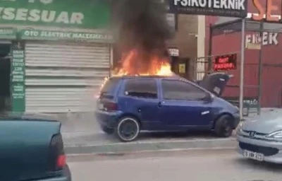 Bursa&rsquo;da park halindeki otomobil alevlere teslim oldu