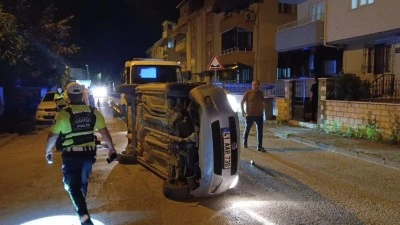 Bursa'da park halindeki otomobile &ccedil;arpıp yan yattı ardından ka&ccedil;tı