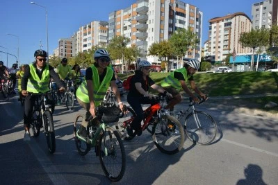 Bursa'da pedallar sağlıklı yaşam ve temiz &ccedil;evre i&ccedil;in &ccedil;evrildi