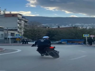 Bursa'da polis yeleği giyip motosikletiyle tehlike yarattı