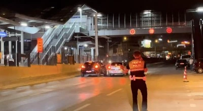 Bursa'da polisin g&ouml;z&uuml; &ouml;n&uuml;nde m&uuml;şterinin otomobiliyle trafiği tehlikeye attı