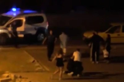 Bursa'da polisin &ouml;n&uuml;nde kızlı-erkekli meydan kavgası