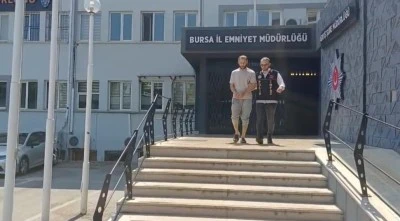 Bursa'da polisleri g&ouml;r&uuml;nce &ccedil;atıdan &ccedil;atıya ka&ccedil;maya &ccedil;alıştı