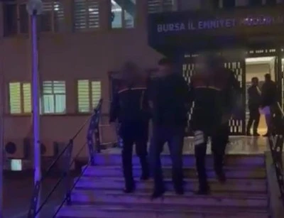 Bursa'da polisten ka&ccedil;an şahsın evinden neler &ccedil;ıktı neler! 