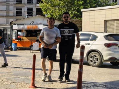 Bursa'da polisten ka&ccedil;an ş&uuml;phelinin &uuml;zerinden ve aracından uyuşturucu &ccedil;ıktı