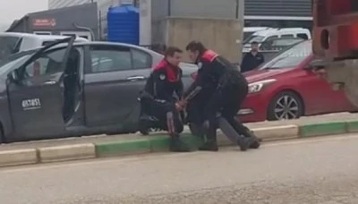 Bursa'da polisten ka&ccedil;maya &ccedil;alıştı, kamyon şof&ouml;r&uuml;n&uuml;n &ouml;n&uuml; kesmesiyle yakalandı