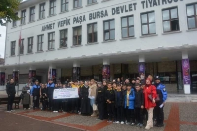 Bursa&rsquo;da polisten &ouml;ğrencilere tiyatro s&uuml;rprizi