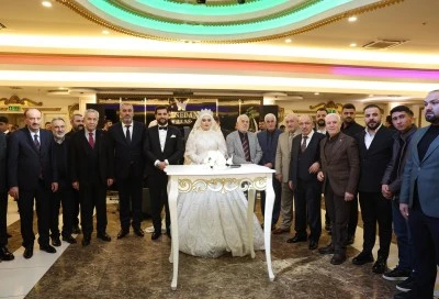 Bursa'da protokol&uuml; buluşturan d&uuml;ğ&uuml;n: Rabia Kılı&ccedil;aslan ve Harun Yurdakul evlendi